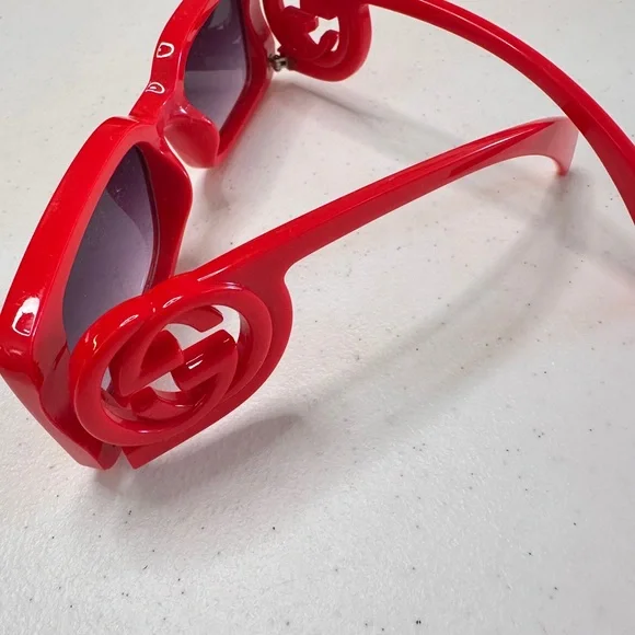 Gucci Red Sunglasses with Logo Detail - Picture 2 of 7
